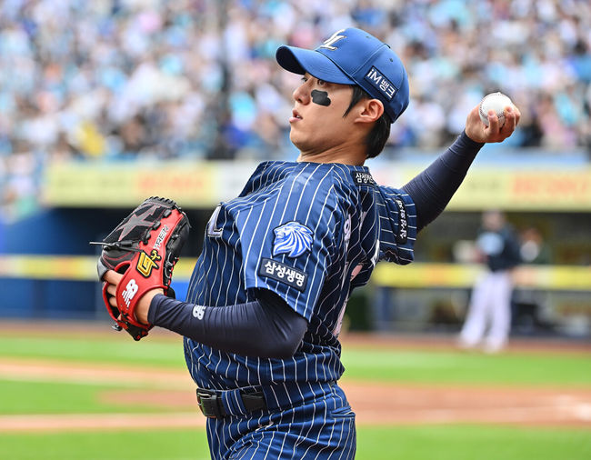 [OSEN=대구, 이석우 기자] 12일 대구삼성라이온즈파크에서 2026 신한 SOL KBO 리그 삼성 라이온즈와 NC 다이노스의 경기가 열렸다. 홈팀 삼성은 원태인이, 방문팀 NC는 토다가 선발 출전했다. 삼성 라이온즈 선발 투수 원태인이 역투하고 있다. 2026.04.12 / foto0307@osen.co.kr