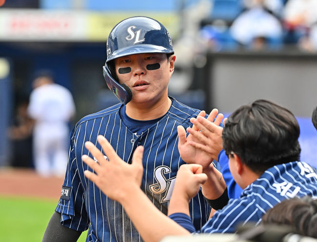 [OSEN=대구, 이석우 기자] 12일 대구삼성라이온즈파크에서 2026 신한 SOL KBO 리그 삼성 라이온즈와 NC 다이노스의 경기가 열렸다. 홈팀 삼성은 원태인이, 방문팀 NC는 토다가 선발 출전했다. 삼성 라이온즈 류지혁이 2회말 무사 1,2루 강민호 타석때 포수 송구 실책으로 득점에 성공한 후 하이파이브를 하고 있다. 2026.04.12 / foto0307@osen.co.kr