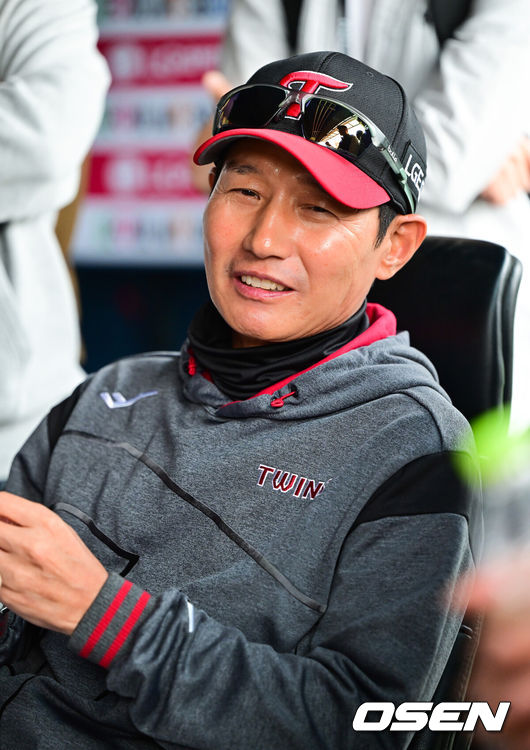 [OSEN=잠실, 박준형 기자] 21일 오후 서울 잠실구장에서 2026 신한 SOL KBO리그 LG 트윈스와 한화 이글스의 경긱 진행됐다.이날 LG는 송승기를, 한화는 문동주를 선발투수로 내세웠다.경기 앞서 LG 염경엽 감독이 인터뷰를 하고 있다.   2026.04.21 / soul1014@osen.co.kr
