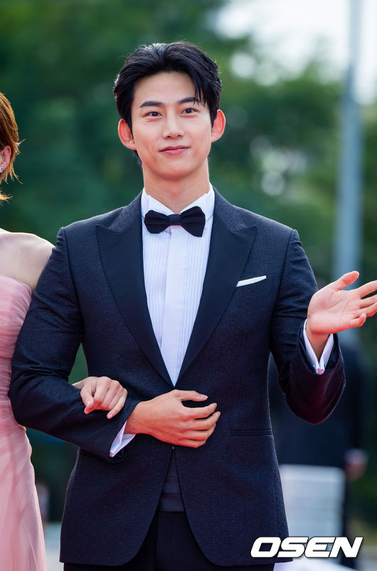 [OSEN=박준형 기자]  2일 오후 서울 여의도 KBS 본관에서 2025 서울드라마어워즈가 진행됐다.이번 시상식은 20주년을 맞아 전 세계 드라마를 대표하는 배우와 제작진이 한자리에 모이는 국제적인 축제다. 이번 시상식에는 배우주지훈,아이유, 김민하, 일본 배우사카구치 켄타로, 가수영탁등이 수상자로 무대에 오른다. 아일릿과 영탁 등 뮤지션들의 축하 공연도 펼쳐진다.메인 MC 옥택연이 포즈를 취하고 있다.   2025.10.02 / soul1014@osen.co.kr