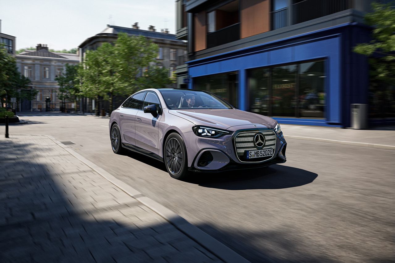 메르세데스-벤츠는 20일 서울에서 미디어 행사를 열고 중형 세단 ‘C클래스’의 첫 전동화 모델인 ‘디 올 뉴 일렉트릭 C클래스’를 세계 최초로 공개했다. 사진 메르세데스-벤츠