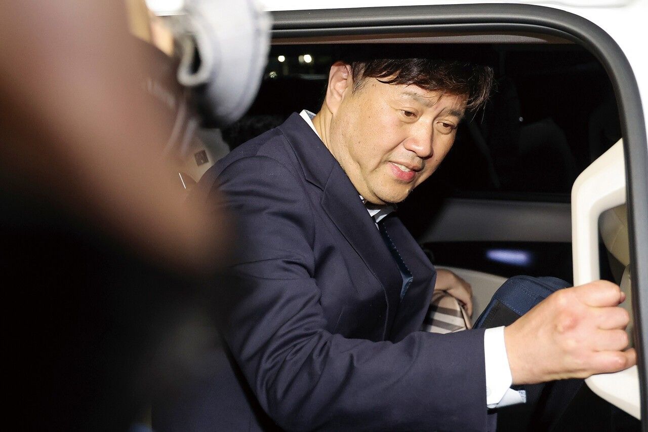 2023년 5월 4일 이재명 당시 더불어민주당 대표의 측근인 김용 전 민주연구원 부원장이 보석으로 석방돼 서울구치소에서 나와 차량에 탑승하고 있다. [연합뉴스]