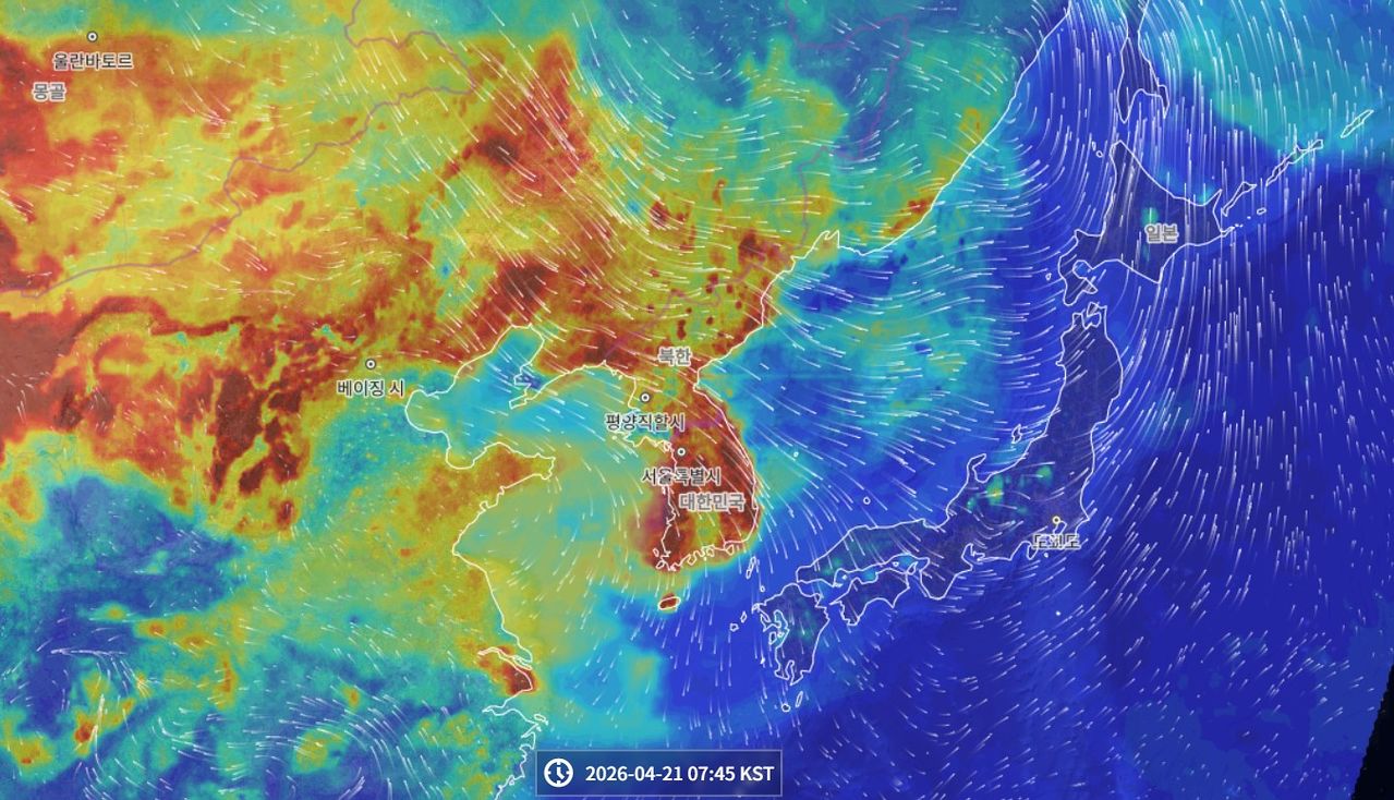 21일 오전 7시45분 기준 천리안위성2B호에 포착된 한반도 주변 지역의 황사(PM10) 추정 농도. 아시아대륙 서쪽에 위치한 고기압대에서 한반도 북쪽의 저기압대로 북서풍이 불면서 황사를 운반하고 있다. 국립환경과학원.