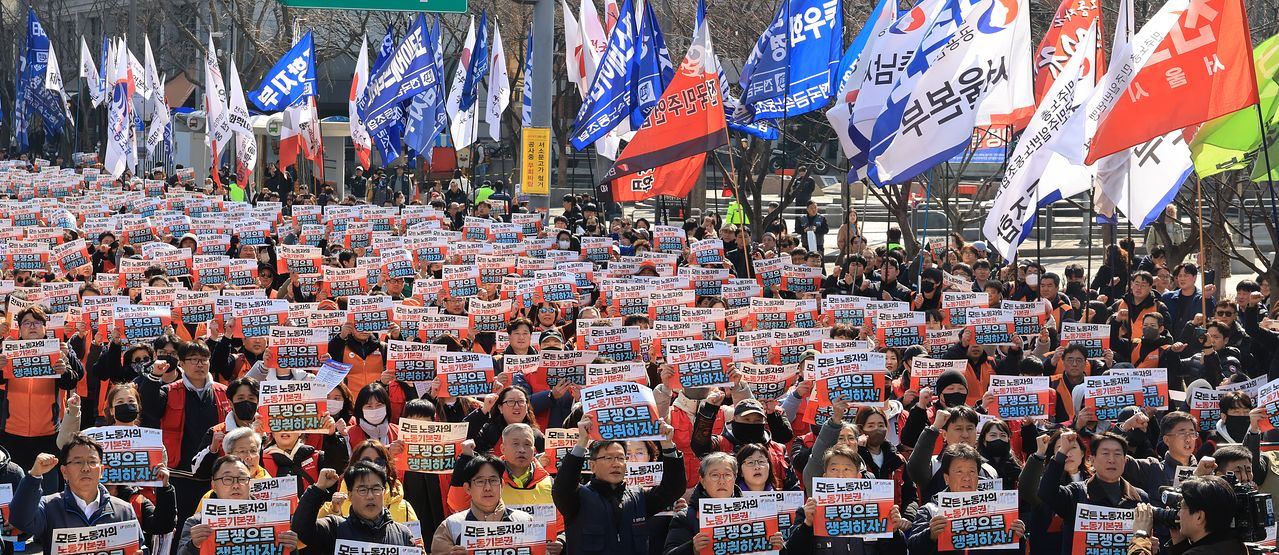 '노란봉투법'(노동조합 및 노동관계조정법 2·3조 개정 법률) 시행 첫날인 지난달 10일 서울 세종로에서 열린 민주노총 투쟁 선포대회에서 민주노총 조합원들이 손팻말을 들고 구호를 외치고 있다. 연합뉴스
