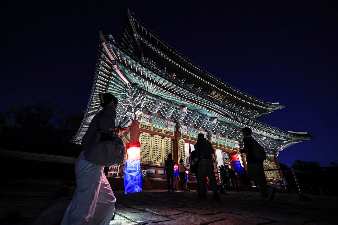 ‘2026 창덕궁 달빛기행’ 사전 행사가 열린 지난 14일 밤 서울 종로구 창덕궁에서 참가자들이 인정전을 관람하고 있다. 김경록 기자