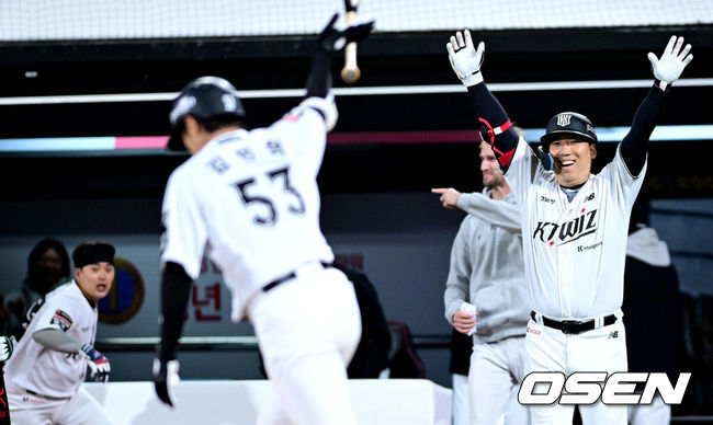 [OSEN=수원, 최규한 기자] 21일 수원 KT위즈파크에서 ‘2026 신한 SOL KBO리그’ KT 위즈와 KIA 타이거즈의 경기가 열렸다.이날 경기는 김민혁이 연장 11회 1사에서 우월 끝내기 솔로포를 터트려 홈팀 KT가 6-5 짜릿한 승리를 거뒀다. 연장 11회말 1사에서 KT 김민혁이 끝내기 우월 솔로포를 날리고 더그아웃 동료들과 기뻐하고 있다. 2026.04.21 / dreamer@osen.co.kr