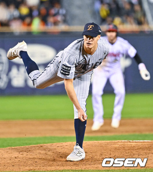 [OSEN=잠실, 박준형 기자] 21일 오후 서울 잠실구장에서 2026 신한 SOL KBO리그 LG 트윈스와 한화 이글스의 경기가 진행됐다.이날 LG는 송승기를, 한화는 문동주를 선발투수로 내세웠다.7회말 한화 마무리 투수 쿠싱이 역투하고 있다.   2026.04.21 / soul1014@osen.co.kr
