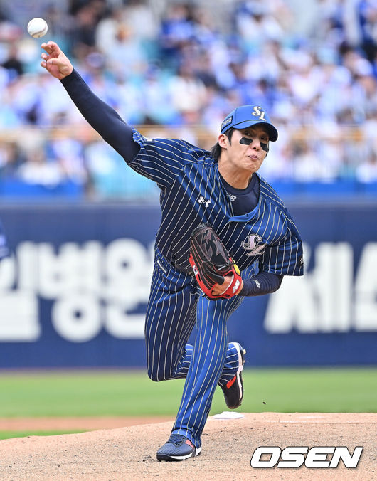 [OSEN=대구, 이석우 기자] 12일 대구삼성라이온즈파크에서 2026 신한 SOL KBO 리그 삼성 라이온즈와 NC 다이노스의 경기가 열렸다. 홈팀 삼성은 원태인이, 방문팀 NC는 토다가 선발 출전했다. 삼성 라이온즈 선발 투수 원태인이 역투하고 있다. 2026.04.12 / foto0307@osen.co.kr