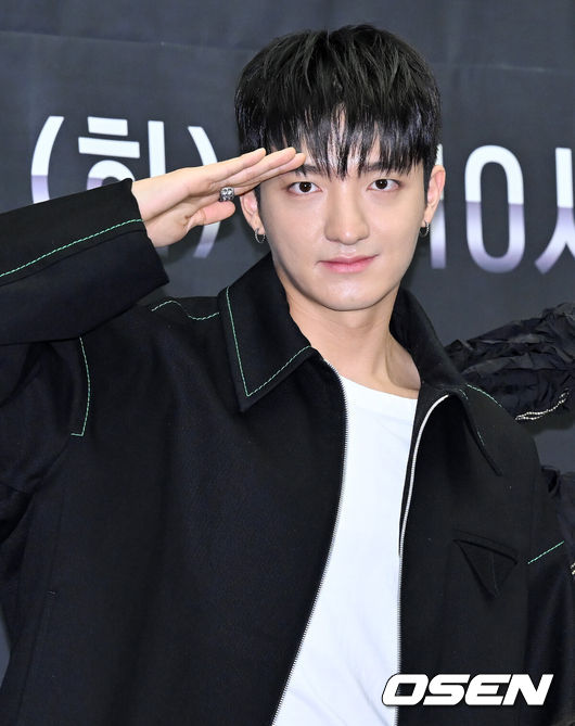 [OSEN=민경훈 기자] 23일 오후 서울 마포구 상암 스탠포드 그랜드볼룸에서 Mnet '스트릿 맨 파이터' 대면 제작발표회가 열렸다.이 자리에는 가수 보아, 은혁, 장우영와 크루뱅크투브라더스, 어때, 엠비셔스, YGX, 원밀리언, 위댐보이즈, 저스트절크, 프라임킹즈, 권영찬CP, 최정남PD, 김나연PD가 참석했다.댄스 크루 위댐보이즈의 리더 바타가 포토타임을 갖고 있다. 2022.08.23 /rumi@osen.co.kr