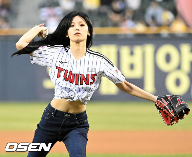 [OSEN=잠실, 이대선 기자] 프로야구LG 트윈스가 개막 5연승을 질주했다. 한화 이글스는 개막전 승리 후 4연패에 빠졌다.LG는27일 서울 잠실구장에서 열린 2025 KBO리그 한화와 경기에서 2-1로 승리했다. 0-0으로 팽팽한 8회 2사 만루에서 김현수가 결승 2타점 적시타를 터뜨렸다.경기에 앞서 그룹 있지 예지가 시구를 하고 있다. 2025.03.27 /sunday@osen.co.kr