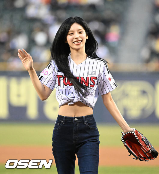 [OSEN=잠실, 이대선 기자] 프로야구LG 트윈스가 개막 5연승을 질주했다. 한화 이글스는 개막전 승리 후 4연패에 빠졌다.LG는27일 서울 잠실구장에서 열린 2025 KBO리그 한화와 경기에서 2-1로 승리했다. 0-0으로 팽팽한 8회 2사 만루에서 김현수가 결승 2타점 적시타를 터뜨렸다.경기에 앞서 그룹 있지 예지가 시구를 마치고 인사를 하고 있다. 2025.03.27 /sunday@osen.co.kr
