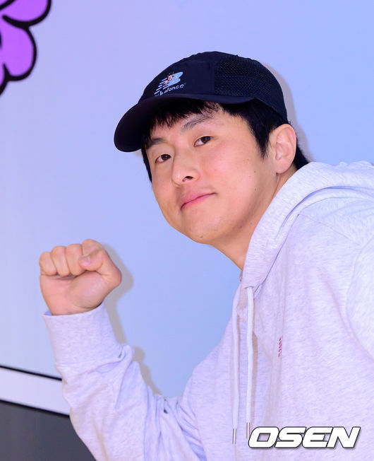 [OSEN=지형준 기자] 10일 서울 뉴발란스 성수점에서 뉴발란스X기안84 팝업스토어 포토행사가 열렸다.기안84는 MBC 예능 프로그램 '나 혼자 산다'를 비롯해 개인 유튜브 채널 '인생84'를 통해 시청자를 만나는 중이다.웹툰 작가 겸 방송인 기안84가 포토타임을 하고 있다. 2026.04.10/ jpnews@osen.co.kr