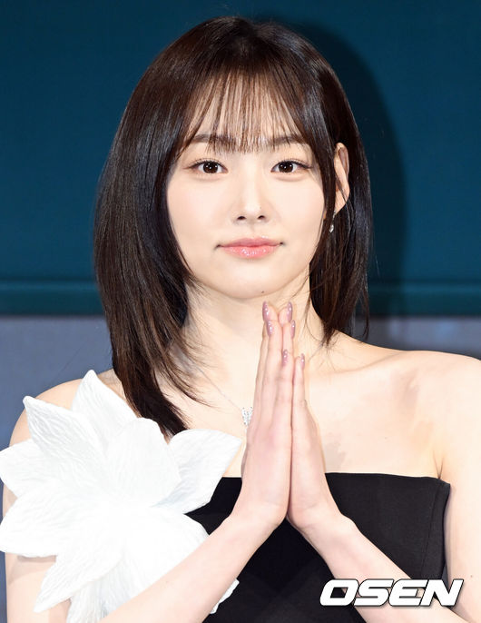 [OSEN=조은정 기자]넷플릭스 시리즈 '기리고' 하이라이트 시사 및 기자간담회가 2일 서울 용산구 CGV 용산아이파크몰에서 열렸다.‘기리고’는 소원을 이뤄주는 어플리케이션 ‘기리고’의 저주로 인해 갑작스러운 죽음을 예고 받은 고등학생들이 그 저주를 피하기 위해 고군분투하는 이야기. 영 어덜트는 고등학교를 배경으로 학생들이 주인공인 장르다.배우 강미나가 포즈를 취하고 있다. 2026.04.21/cej@osen.co.kr