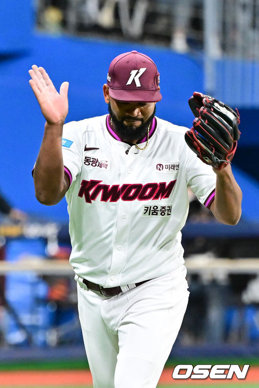 [OSEN=고척, 박준형 기자] 22일 오후 서울 고척스카이돔에서 2026 신한 SOL KBO리그 키움 히어로즈와 NC 다이노스의 경기가 진행됐다.이날 키움은 알칸타라를, NC는 신민혁을 선발투수로 내세웠다.7회초 1사 1루 NC 안중열을 병살아웃 잡으며 이닝종료 시킨 키움 알칸타라 선발투수가 기뻐하고 있다.    2026.04.22 / soul1014@osen.co.kr