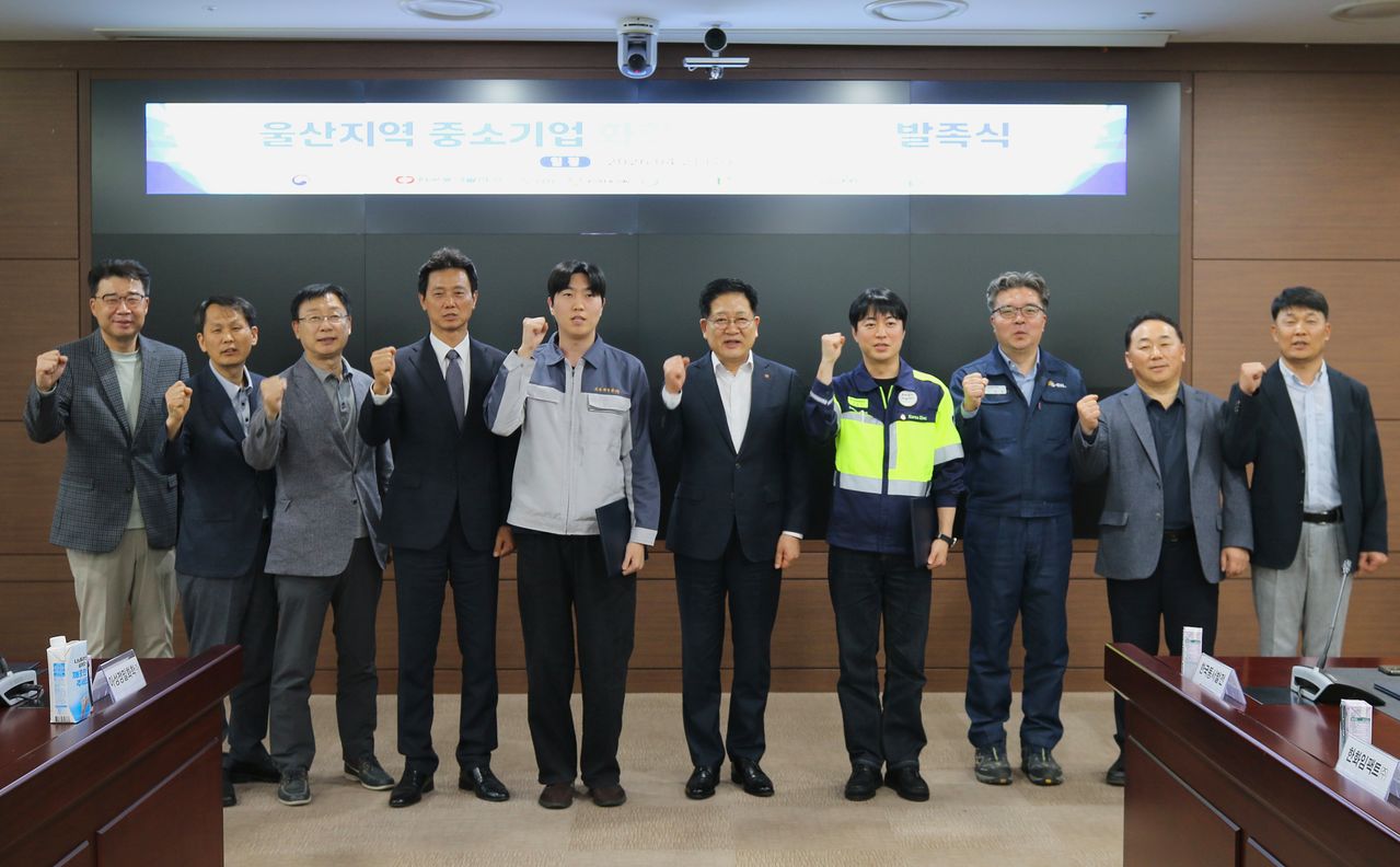 발족식에 참여한 민관산학의 화학 안전 유관기관 임직원들이 기념사진을 촬영하고 있다. (왼쪽부터) 오석영 울산녹색환경지원센터장, 홍지환 한국환경공단 처장, 김익현 울산대학교 RISE 사업단장, 신석효 낙동강유역환경청장 직무대리, 멘티사 대표 KS케미컬, 권명호 한국동서발전 사장, 멘토사 대표 고려아연, 이종협 S-OIL HSSE부문장, 성남준 고려아연 부사장, 김종만 울산환경기술인협회장