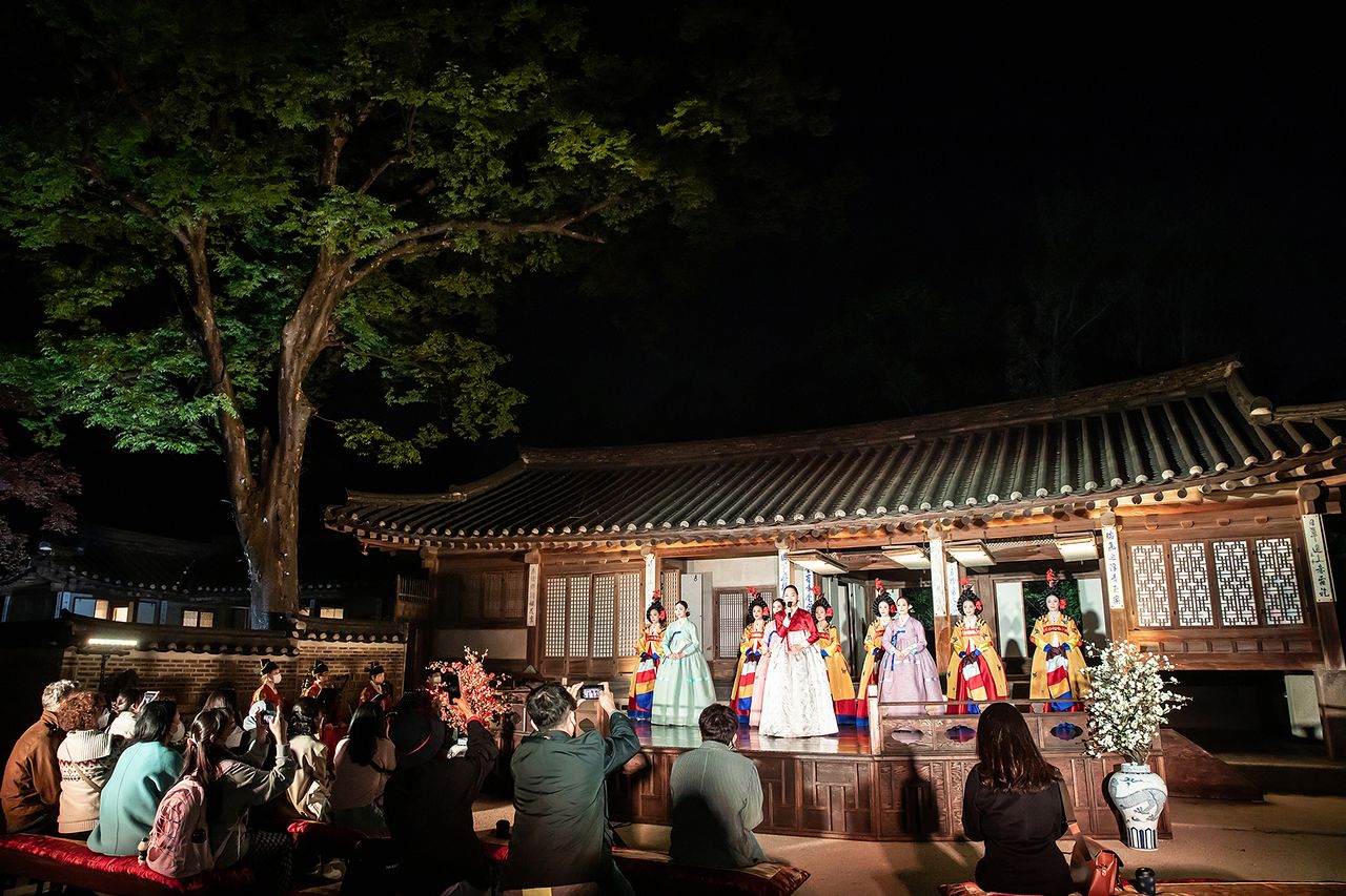 궁궐 활용 프로그램 '창덕궁 달빛기행'(2022). 사진 국가유산진흥원