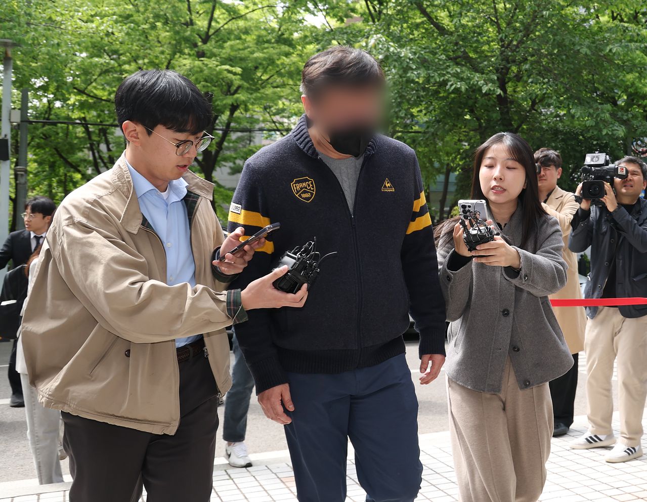 자본시장법 위반과 뇌물공여 혐의를 받는 유명 인플루언서 남편인 재력가 이모씨가 22일 서울 양천구 남부지법에서 열린 구속 전 피의자 심문(영장실질심사)에 출석하고 있다. 연합뉴스