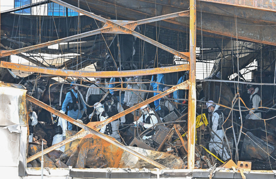 2024년 아리셀 공장 화재 사고 발생 당시 경찰과 소방, 국립과학사수연구원 등 유관기관 관계자들이 합동 감식을 하고 있다. 중앙포토