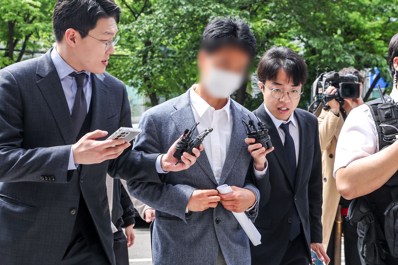 재력가로부터 금품과 향응을 받고 그의 인플루언서 아내에 대한 고소 사건 수사를 무마했다는 의혹을 받는 현직 경찰관 송 모 경감이 22일 서울 양천구 남부지방법원에서 열린 구속 전 피의자 심문(영장실질심사)에 출석하고 있다. 뉴시스