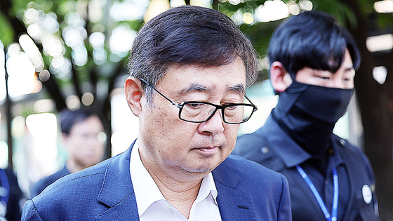 박순관 아리셀 대표가 2024년 8월 28일 영장실질심사 출석을 위해 경기 수원시 고용노동부 경기지청을 빠져나와 법원으로 향하고 있다. 연합뉴스