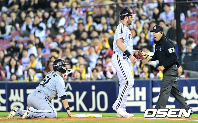 [OSEN=잠실, 최규한 기자] 22일 서울 잠실야구장에서 ‘2026 신한 SOL KBO리그’ LG 트윈스와 한화 이글스의 경기가 열렸다.홈팀 LG는 라클란 웰스, 방문팀 한화는 왕옌청을 선발로 내세웠다. 4회초 2사 1, 2루 상황 한화 채은성 타석 때 1루 주자 문현빈이 LG 1루수 오스틴의 태그에 걸려 아웃되고 있다. 2026.04.22 / dreamer@osen.co.kr