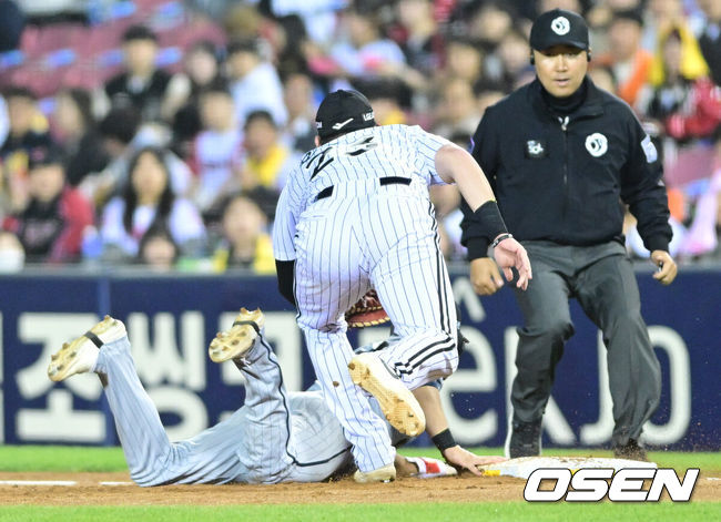 [OSEN=잠실, 최규한 기자] 22일 서울 잠실야구장에서 ‘2026 신한 SOL KBO리그’ LG 트윈스와 한화 이글스의 경기가 열렸다.홈팀 LG는 라클란 웰스, 방문팀 한화는 왕옌청을 선발로 내세웠다. 4회초 2사 1, 2루 상황 한화 채은성 타석 때 1루 주자 문현빈이 LG 1루수 오스틴의 태그에 걸려 아웃되고 있다. 2026.04.22 / dreamer@osen.co.kr