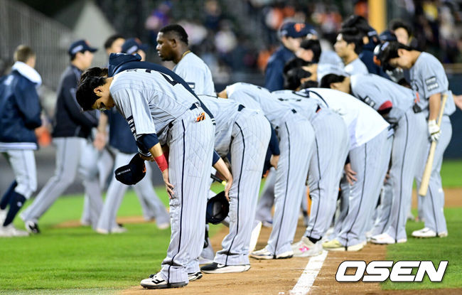 [OSEN=잠실, 최규한 기자] 22일 서울 잠실야구장에서 ‘2026 신한 SOL KBO리그’ LG 트윈스와 한화 이글스의 경기가 열렸다.이날 경기는 LG가 선발 라클란 웰스의 8이닝 무실점 쾌투를 앞세워 3-0으로 승리하며 3연승을 달렸다. 경기를 마치고 한화 선수들이 팬들에게 인사를 전하고 있다. 2026.04.22 / dreamer@osen.co.kr