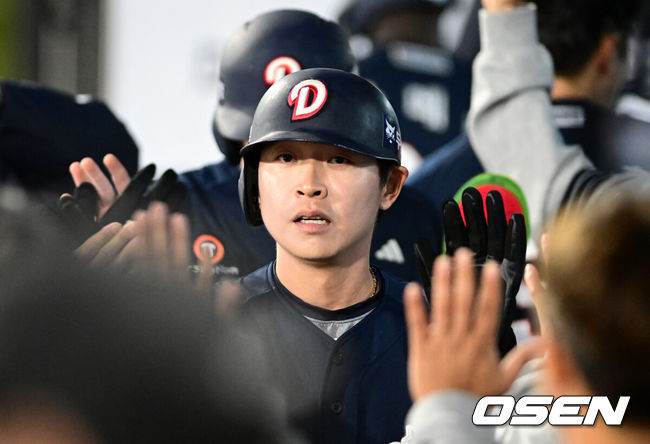 [OSEN=수원, 조은정 기자]11일 경기도 수원 KT위즈파크에서 2026 신한 SOL KBO리그 KT 위즈와 두산 베어스의 경기가 열렸다.이날 KT는 소형준, 두산은 잭로그를 선발투수로 내세웠다.8회초 무사 2,3루에서 두산 안재석의 2타점 적시타에 득점을 올린 정수빈이 더그아웃에서 환영을 받고 있다. 2026.04.11 /cej@osen.co.kr