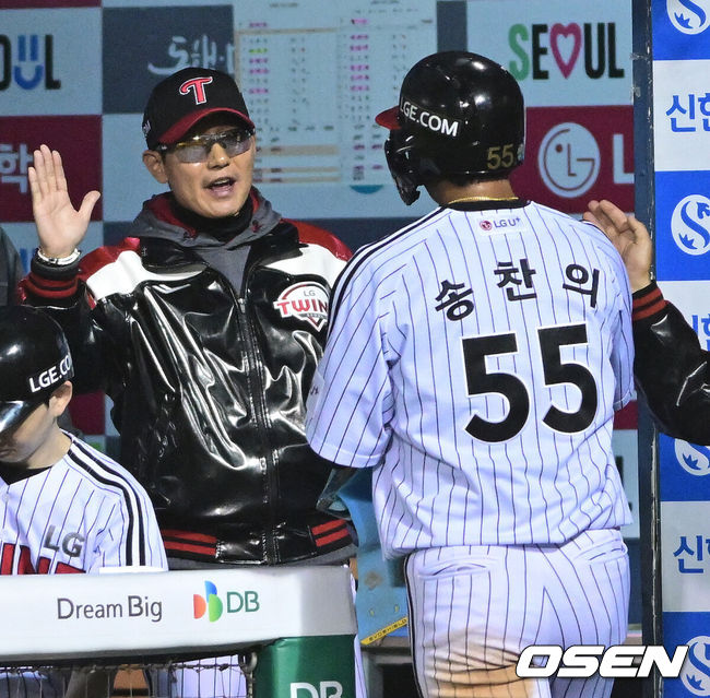 [OSEN=잠실, 최규한 기자] 22일 서울 잠실야구장에서 ‘2026 신한 SOL KBO리그’ LG 트윈스와 한화 이글스의 경기가 열렸다.홈팀 LG는 라클란 웰스, 방문팀 한화는 왕옌청을 선발로 내세웠다. 5회말 2사 2루 상황 LG 문성주의 달아나는 1타점 2루타 때 홈을 밟은 LG 송찬의가 염경엽 감독과 인사를 나누고 있다. 2026.04.22 / dreamer@osen.co.kr