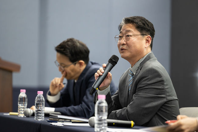 하이쎈(HIXEN) 출시 미디어데이에서 기자들의 질문에 답하고 있는 타타대우모빌리티 김태성 사장.