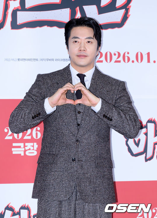[OSEN=이대선 기자] 8일 오후 서울 잠실 롯데시네마 월드타워에서 영화 '하트맨' 언론시사회가 열렸다.‘하트맨’은 돌아온 남자 승민(권상우)이 다시 만난 첫사랑을 놓치지 않기 위해 고군분투하지만, 그녀에게 절대 말할 수 없는 비밀이 생기며 벌어지는 코미디로 오는 14일 전국 극장에서 개봉한다.배우 권상우가 포토타임을 가지고 있다. 2026.01.08 /sunday@osen.co.kr
