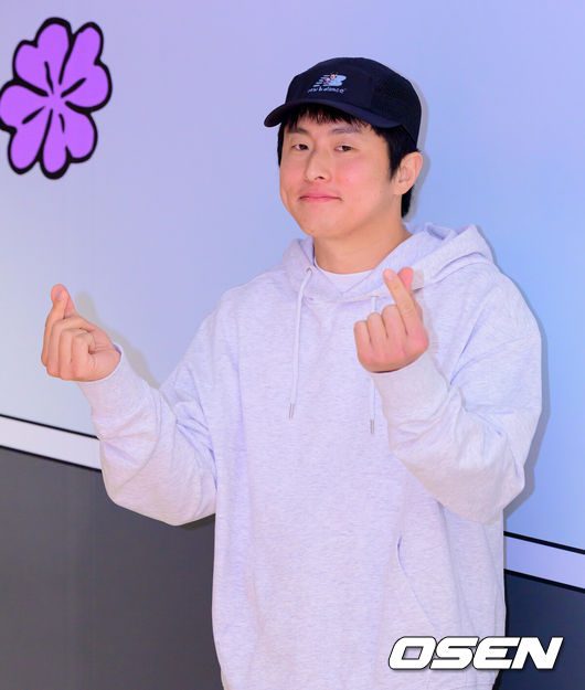 [OSEN=지형준 기자] 10일 서울 뉴발란스 성수점에서 뉴발란스X기안84 팝업스토어 포토행사가 열렸다.기안84는 MBC 예능 프로그램 '나 혼자 산다'를 비롯해 개인 유튜브 채널 '인생84'를 통해 시청자를 만나는 중이다.웹툰 작가 겸 방송인 기안84가 포토타임을 하고 있다. 2026.04.10/ jpnews@osen.co.kr