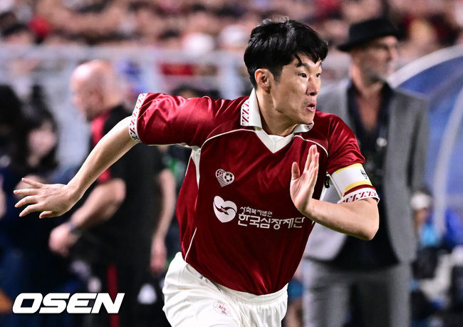 [OSEN=수원, 조은정 기자]OGFC와 수원삼성 블루윙즈 레전드 매치 ‘OGFC: THE LEGENDS ARE BACK’이 19일 수원월드컵경기장에서 열렸다.OGFC는 박지성, 리오 퍼디난드, 라이언 긱스, 파트리스 에브라 등 프리미어리그 황금기를 대표하는 레전드들이 축구 콘텐츠·이벤트 제작사 슛포러브와 함께 결성한 신생 독립팀이다.후반 OGFC 박지성이 질주하고 있다. 2026.04.19 /cej@osen.co.kr