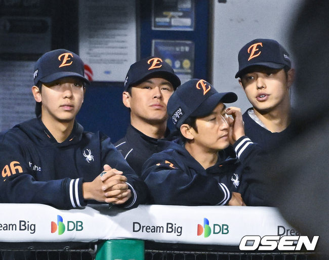 [OSEN=잠실, 박준형 기자] 21일 오후 서울 잠실구장에서 2026 신한 SOL KBO리그 LG 트윈스와 한화 이글스의 경기가 진행됐다.이날 LG는 송승기를, 한화는 문동주를 선발투수로 내세웠다.1군과 동행 중인 한화 노시환이 더그아웃에서 동료들의 경기를 지켜보고 있다.    2026.04.21 / soul1014@osen.co.kr