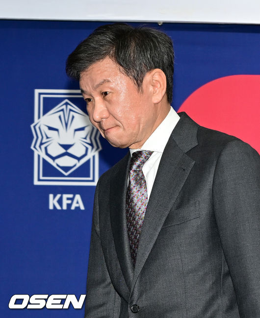 제55대 대한축구협회 회장 선거에 출마한 정몽규 후보가 4연임에 성공했다.제 55대 대한축구협회 회장 선거가 26일 서울 종로구 신문로 축구회관 2층에서 열렸다.이날 정몽규 후보는 선거인단 192명 중 183명이 투표한 가운데 156표의 압도적인 지지를 받아 당선이 확정됐다.정몽규 축구협회장이 소감을 밝힌 뒤 단상에서 내려가고 있다. 2025.02.26  
