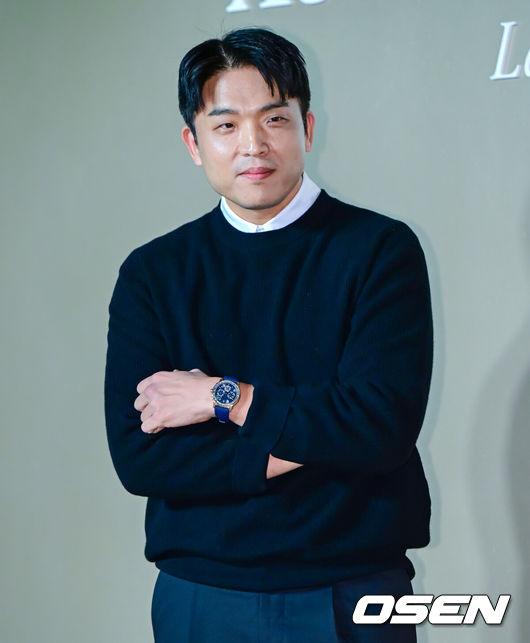 [OSEN=지형준 기자] 22일 오후 서울 성동구 성수동의 한 매장에서 스위스 고급 시계 제조사 포토행사가 열렸다.이날 방탄소년단 제이홉, 배우 차은우, 박신혜, 지진희, 모델 아이린, 셰프 안성재가 참석했다.셰프 안성재가 포토타임을 하고 있다. 2024.11.22 / jpnews@osen.co.kr