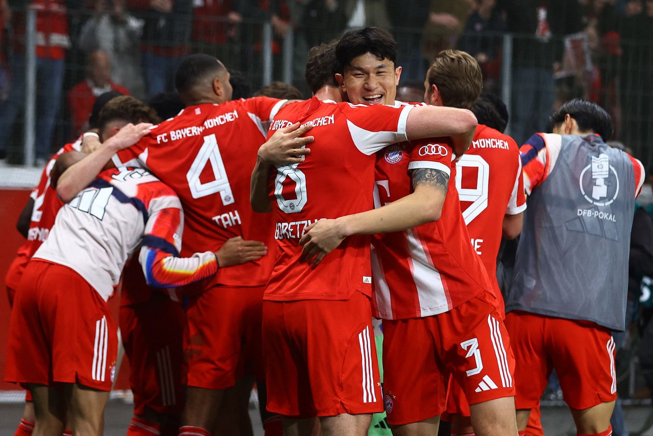 포칼 결승 진출을 확정하고 동료들과 기뻐하는 김민재(3번). 로이터=연합뉴스