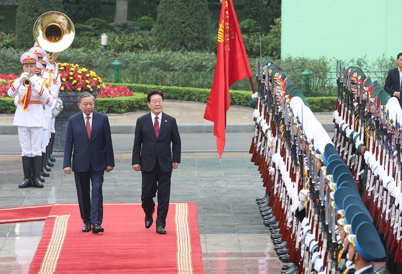 베트남을 국빈 방문중인 이재명 대통령이 22일 하노이 주석궁에서 열린 공식환영식에서 또 럼 베트남 당서기장과 의장대를 사열하고 있다. 전민규 기자
