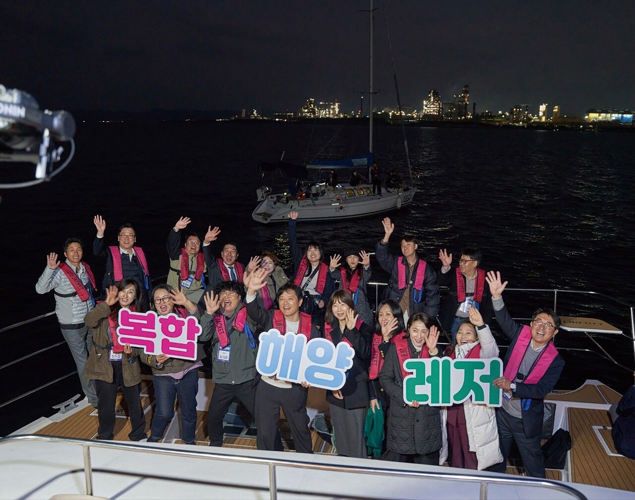 2025년 포항시가 주최한 복합해양레저관광 정책 팸투어에 기업, 투자사, 호텔 등 유관 기관 관계자들이 다수 참여했다. 멀리 포스코 야경이 펼쳐진다. [사진 포항시]
