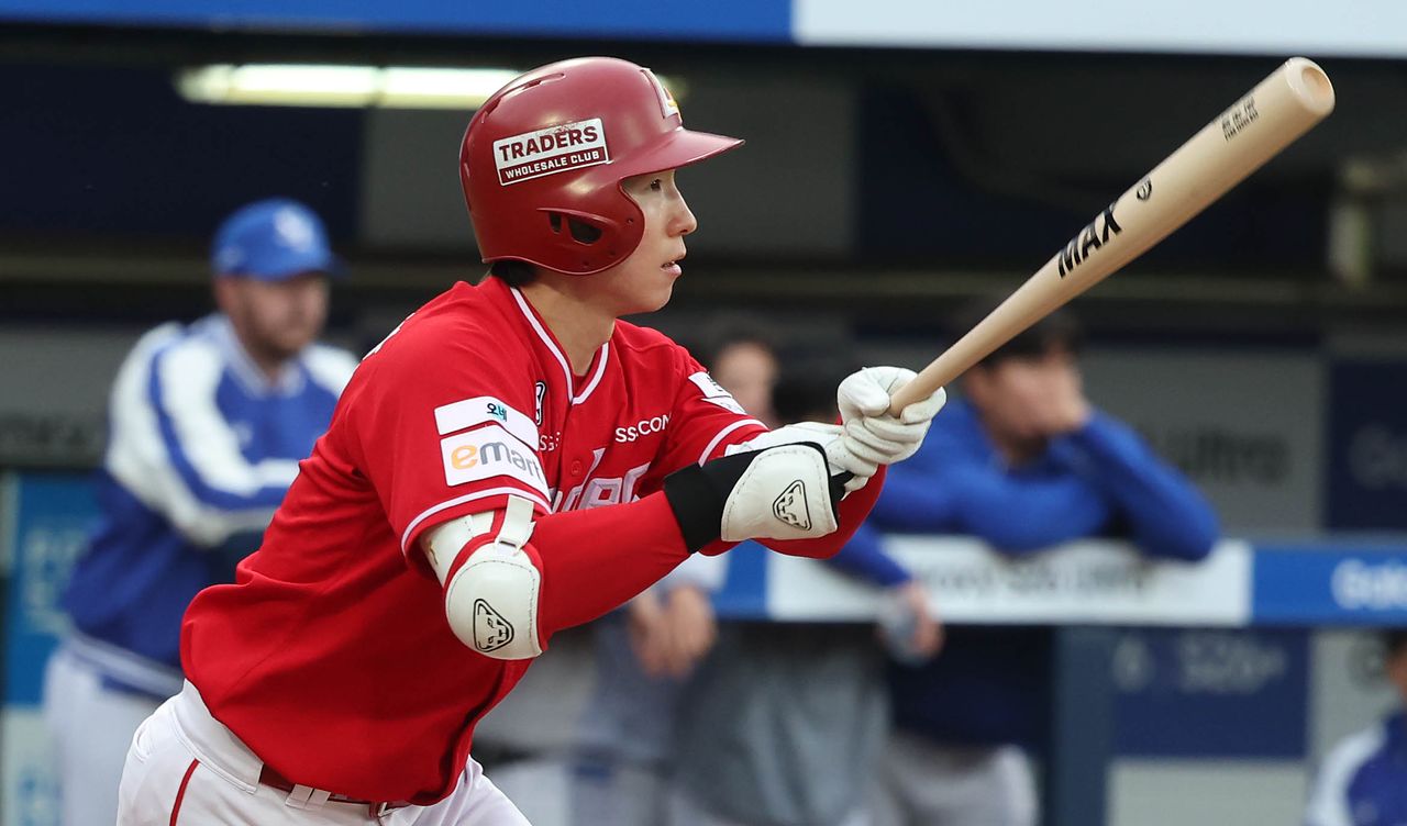 박성한 '개막전부터 19경기 연속 안타'   (대구=연합뉴스) 김현태 기자 = 21일 대구 삼성라이온즈파크에서 열린 2026 신한 SOL뱅크 KBO리그 SSG 랜더스와 삼성 라이온즈의 경기. 1회 초 무사 상황에서 타석에 선 SSG의 박성한이 안타를 치고 있다. 2026.4.21   mtkht@yna.co.kr (끝)  〈저작권자(c) 연합뉴스, 무단 전재-재배포, AI 학습 및 활용 금지〉