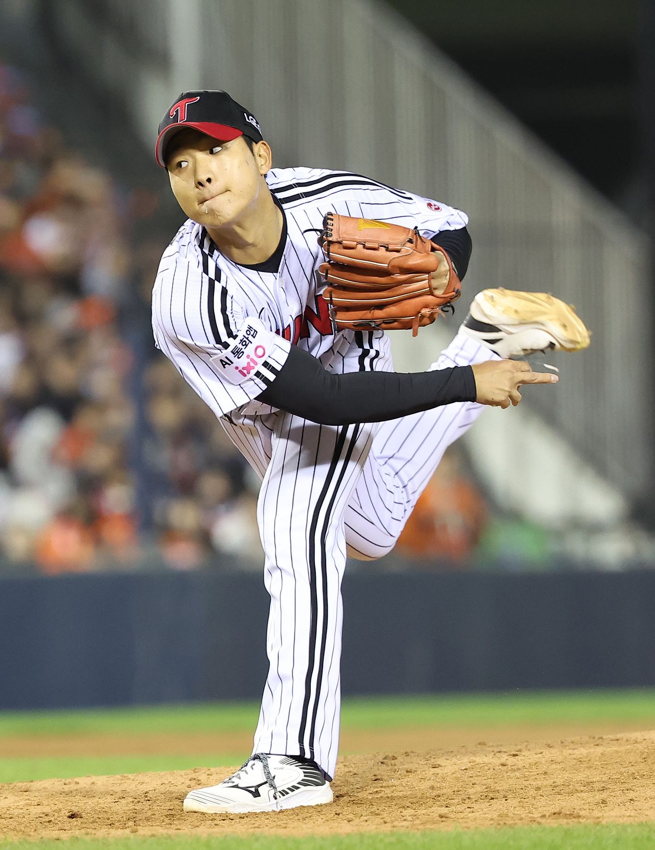 (서울=뉴스1) 김성진 기자 = 21일 서울 송파구 잠실야구장에서 열린 '2026 신한 SOL KBO리그' 한화 이글스와 LG 트윈스의 경기, LG 우강훈이 7회초 마운드에 올라 투구하고 있다. 2026.4.21/뉴스1