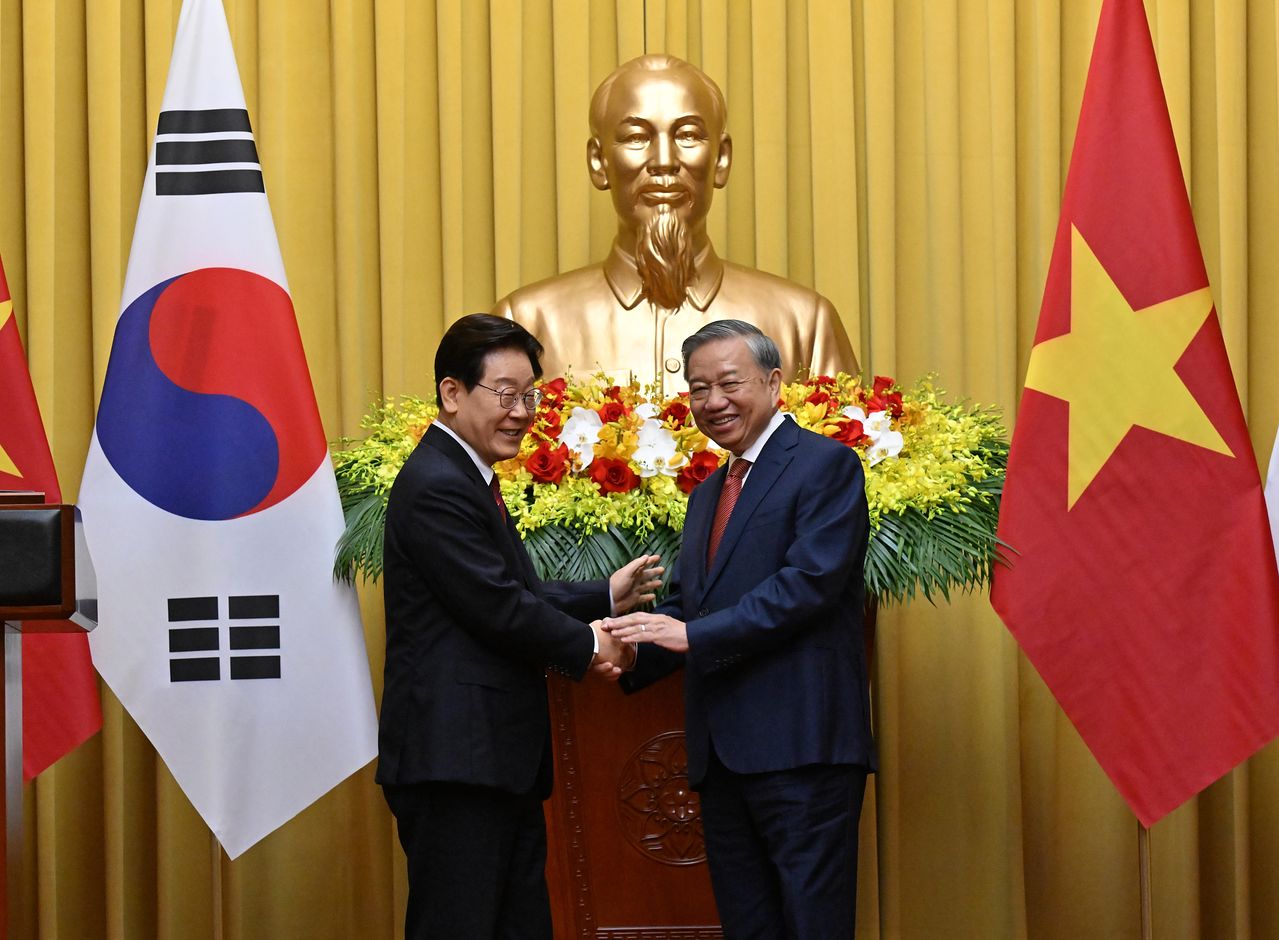 베트남을 국빈 방문중인 이재명 대통령이 22일 하노이 주석궁에서 또 럼 베트남 당서기장과 확대정상회담에 앞서 기념촬영을 하고 있다. 전민규 기자