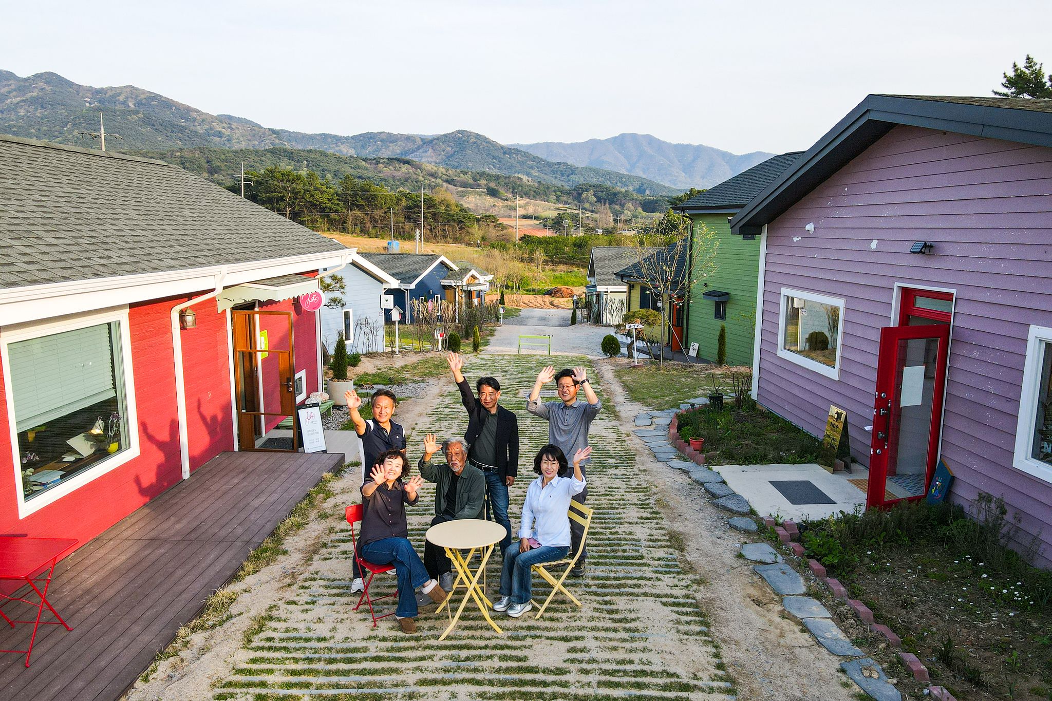 지난해 10월, 전북 고창 대산면에 문을 연 고창서점마을은 이윤호 촌장(왼쪽 세번째)을 중심으로 6가구가 함께 일궜다. 2028년 10월까지 하루도 서점 문을 닫지 않을 계획이다. 누군가 가게를 비우면 다른 서점지기가 대신 손님을 응대해준다.