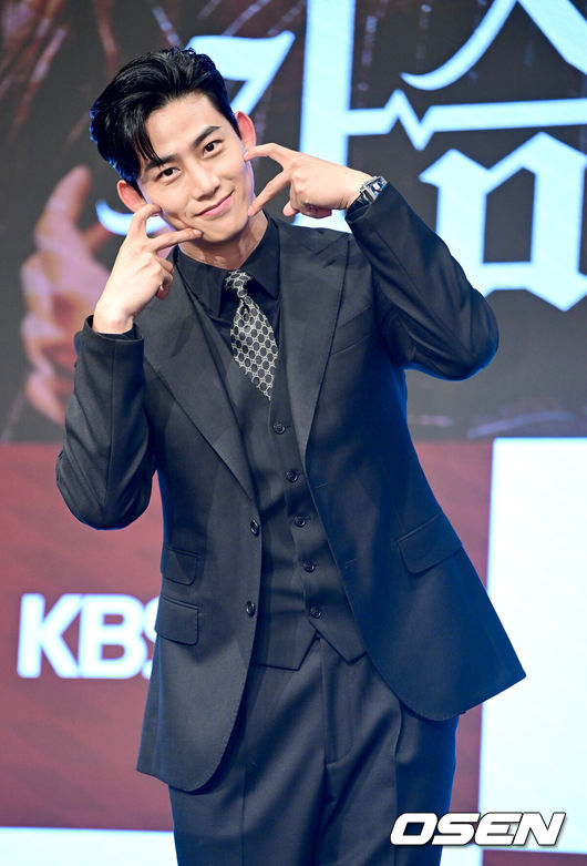 [OSEN=최규한 기자] 26일 오후 서울 신도림동 디큐브시티 더 세인트에서 KBS 2TV 새 월화드라마 ‘가슴이 뛴다’ 제작발표회가 열렸다.드라마 ‘가슴이 뛴다’는 100년 중 하루 차이로 인간이 되지 못한 반인뱀파이어 선우혈(옥택연)과 인간미라고는 찾아볼 수 없는 여자 주인해(원지안)가 어쩌다 동거를 시작, 진정한 온기를 찾아가는 아찔한 목숨 담보 공생 로맨스다.가수 겸 배우 옥택연이 포즈를 취하고 있다. 2023.06.26 / dreamer@osen.co.kr