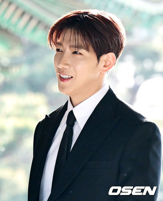 [OSEN=조은정 기자]2PM 멤버이자 배우로 활동 중인 옥택연이 24일 서울 중구 장충동 신라호텔 영빈관에서 결혼식을 올렸다. 오랜 시간 사랑을 키워온 연인과 부부의 연을 맺는 자리로, 가족과 친지, 가까운 지인들의 축하 속 조용히 진행됐다.특히 이날 2PM 멤버들이 총출동해 의리를 빛냈다. 황찬성은 사회를 맡고, 준케이·닉쿤·장우영·이준호·황찬성 등 멤버들이 나섰다. 2PM 준케이가 결혼식장으로 들어서고 있다. 2026.04.24 /cej@osen.co.kr