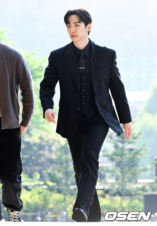 [OSEN=조은정 기자]2PM 멤버이자 배우로 활동 중인 옥택연이 24일 서울 중구 장충동 신라호텔 영빈관에서 결혼식을 올렸다. 오랜 시간 사랑을 키워온 연인과 부부의 연을 맺는 자리로, 가족과 친지, 가까운 지인들의 축하 속 조용히 진행됐다.특히 이날 2PM 멤버들이 총출동해 의리를 빛냈다. 황찬성은 사회를 맡고, 준케이·닉쿤·장우영·이준호·황찬성 등 멤버들이 나섰다. 2PM 이준호가 결혼식장으로 들어서고 있다. 2026.04.24 /cej@osen.co.kr