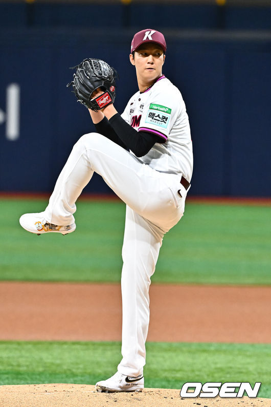 [OSEN=고척, 박준형 기자] 24일 오후 서울 고척스카이돔에서 2026 신한 SOL KBO리그 키움 히어로즈와 삼성 라이온즈의 경기가 진행됐다.이날 키움은 안우진을, 삼성은 이승현을 선발투수로 내세웠다.1회초 키움 선발투수 안우진이 역투하고 있다.  2026.04.24 / soul1014@osen.co.kr