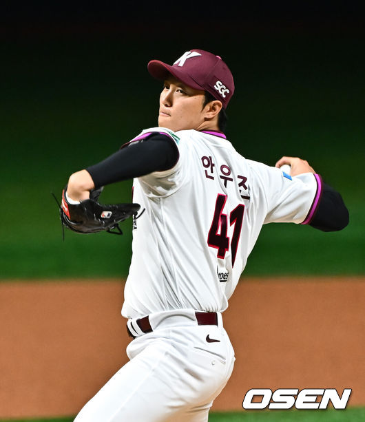 [OSEN=고척, 박준형 기자] 24일 오후 서울 고척스카이돔에서 2026 신한 SOL KBO리그 키움 히어로즈와 삼성 라이온즈의 경기가 진행됐다.이날 키움은 안우진을, 삼성은 이승현을 선발투수로 내세웠다.1회초 키움 선발투수 안우진이 역투하고 있다.  2026.04.24 / soul1014@osen.co.kr