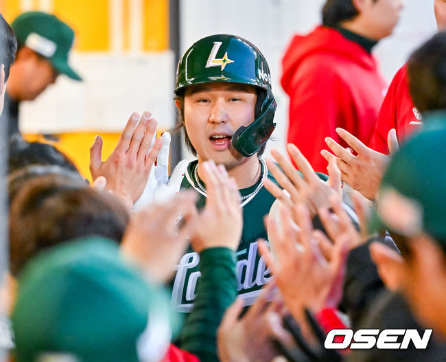 [OSEN=인천, 민경훈 기자] 24일 오후 인천 SSG랜더스필드에서 ‘2026 신한 SOL Bank KBO리그' SSG 랜더스와 KT 위즈의 경기가 진행됐다.이날 SSG는 김건우를, KT는 보쉴리를 선발투수로 내세웠다.3회말 SSG 선두타자로 나온 최정이 좌중월 솔로 홈런을 때린 후 덕아웃에서 동료들과 하이파이브를 하고 있다. 이 홈런으로 최정은 4,400루타 달성했다.(2번째) 2026.04.24 / rumi@osen.co.kr
