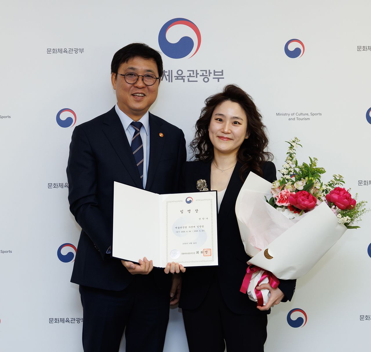 최휘영 문화체육관광부 장관이 24일 서울 종로구 국립현대미술관 서울관에서 장한나 신임 예술의전당 사장에게 임명장을 수여하고 기념 촬영을 하고 있다. [사진 뉴스1]